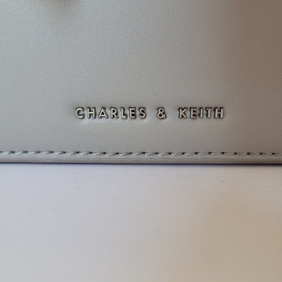 😍NORDSTROM! Elegant Gray Handbag with Black Accents - Picture 14 of 15